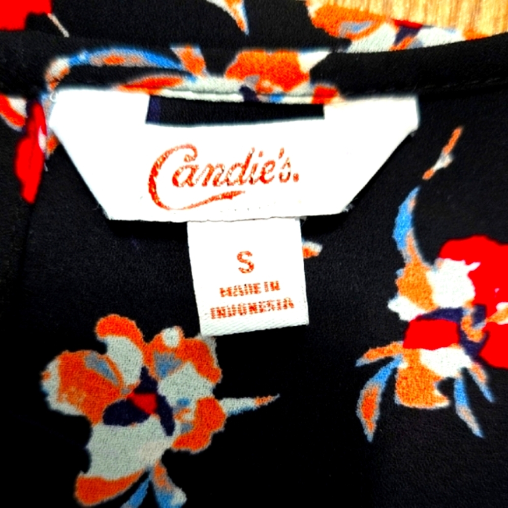 Candie's Red and White Sleeveless Blouse with Bib Collar - Picture 5 of 7